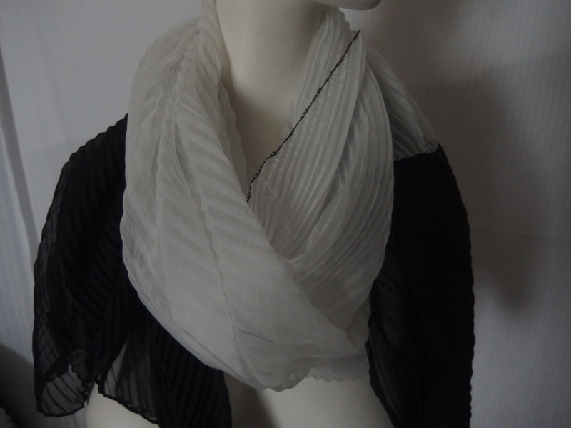 foulard plissé noir et blanc 1