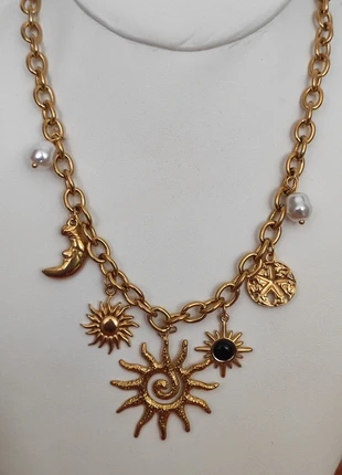 Collier charms soleil en acier inoxydable doré, merk: asmicollectionbijoux, staat: Nieuw met prijskaartje, € 14,90, € 16,35 inclusief Kopersbescherming