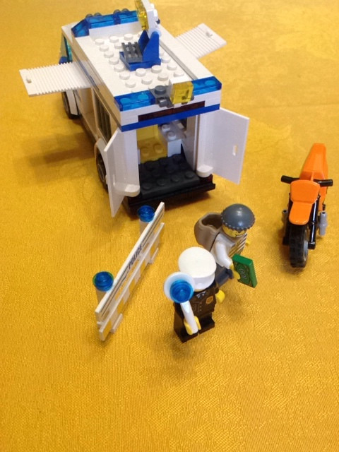 Lego City le transport de prisonnier 4