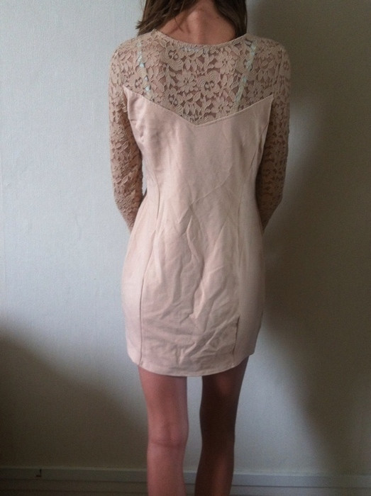 Petite robe courte en dentelle beige rosé 3
