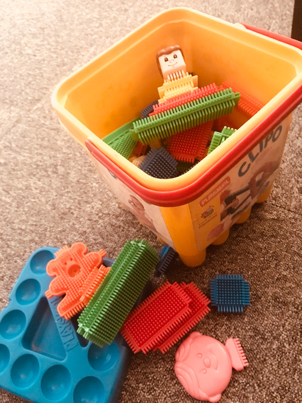 Playskool Clipo Figure Bucket : : Toys