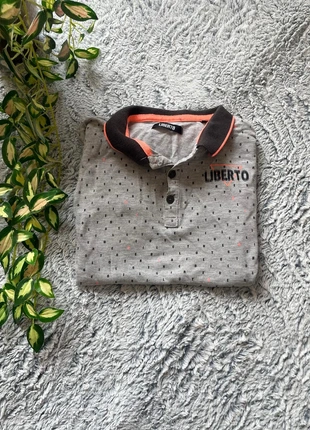 T-shirt / polo, merk: Liberto, staat: Goed, maat: 10 jaar / 140 cm, € 2,00, € 2,80 inclusief Kopersbescherming