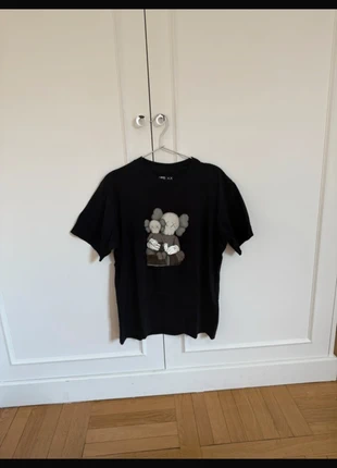 Tshirt uniqlo x kaws, marque: Kaws, état: Neuf sans étiquette, taille: S / 36 / 8, 15,00 €, 16,45 € Protection acheteurs incluse