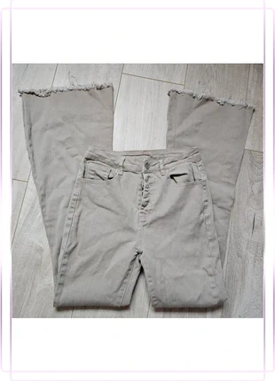 jean beige bootcut taille haute Shein 36, marke: Shein, zustand: Sehr gut, größe: S / 36 / 8, 6,50 €, 7,53 € inklusive Vinted-Käuferschutz