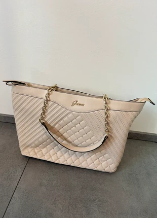 Guess Handtasche – Beige mit goldenen Details, marke: GUESS, zustand: Gut, 20,00 €, 21,70 € inklusive Vinted-Käuferschutz