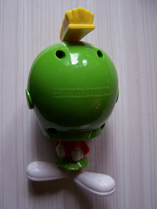 Figurine casque vert de chez mac do 2