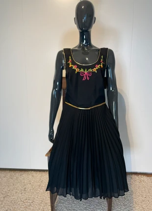 Vera Mont Paris – Vintage Kleid mit Plissee-Rock & Stickerei (1978–1985, Größe 36/38) + Gürtel, brand: Vera Mont Paris Vintage, condizioni: Ottime, taglia: S / IT 40 / EU 36, €58.00, €61.60 include la Protezione acquisti