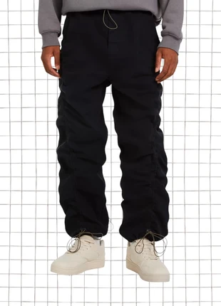Black Parachute Cargo Pants, marca: Bershka, estado: Novo com etiquetas, tamanho: L, €23.00, €24.85 inclui Proteção do Comprador