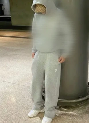 Jogging gris Y2K avec logo brodé et fermeture éclaire en bas, marke: y2k, zustand: Neu, größe: M, 35,00 €, 37,45 € inklusive Vinted-Käuferschutz