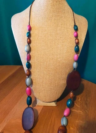 Collier long perles bois colorées – rose, bleu, marron – bohème & stylé, merk: artisanat, staat: Heel goed, € 18,00, € 19,60 inclusief Kopersbescherming Pro
