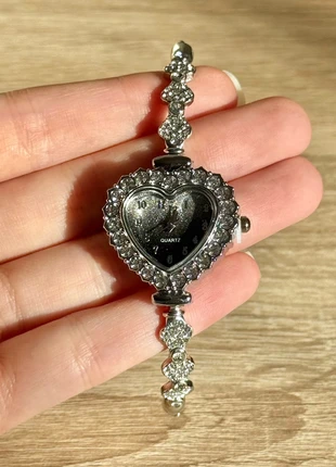Relógio Quartz prateado em forma de coração, brand: Quartz, condizioni: Ottime, taglia: Taglia unica, €9.90, €11.10 include la Protezione acquisti
