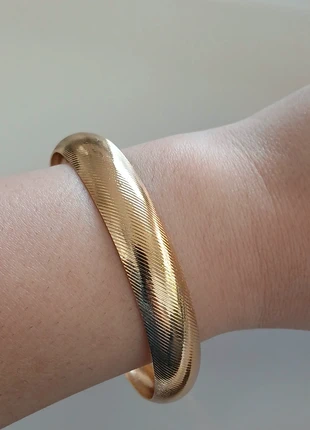 Bracelet jonc doré en acier inoxydable – Texture striée élégante, merk: Boutique Parisienne, staat: Heel goed, € 8,90, € 10,05 inclusief Kopersbescherming Pro