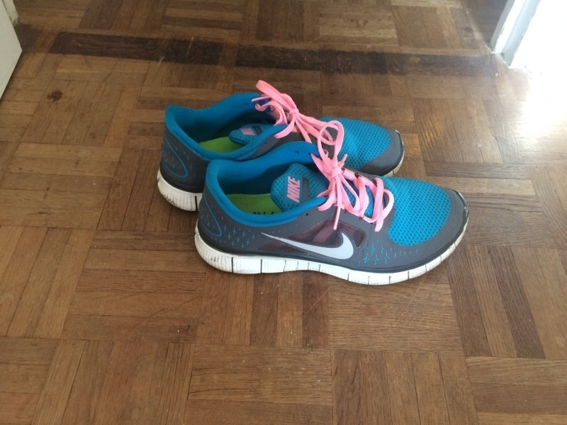 Nike free run bleu avec lacets roses 3