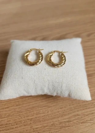 Petites créoles dorées torsadées acier inoxydable, merk: Le Marché, staat: Nieuw zonder prijskaartje, € 6,00, € 7,00 inclusief Kopersbescherming Pro