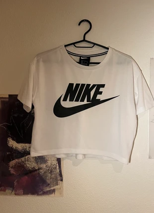 Nike Sportswear Essential Women’s Cropped Logo T-shirt, marque: Nike, état: Neuf sans étiquette, taille: S / 36 / 8, 8,00 €, 9,10 € Protection acheteurs incluse