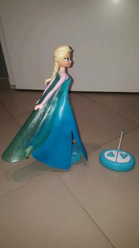 Poupée radiocommandée Elsa patine et chante la Reine des neiges