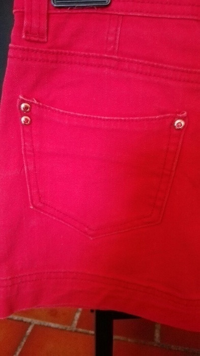Mini jupe en jean stretch rouge claire porté une fois 5