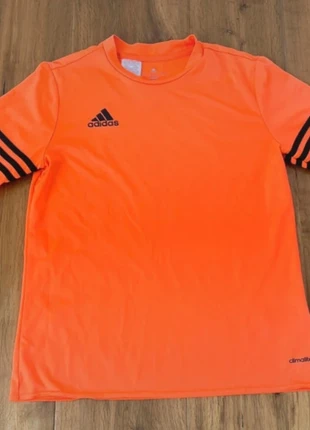 Maglia arancione ADIDAS a maniche corte | Quasi nuova, brand: adidas, condizioni: Nuovo senza cartellino, taglia: 14 anni / 164 cm, €7.50, €8.58 include la Protezione acquisti