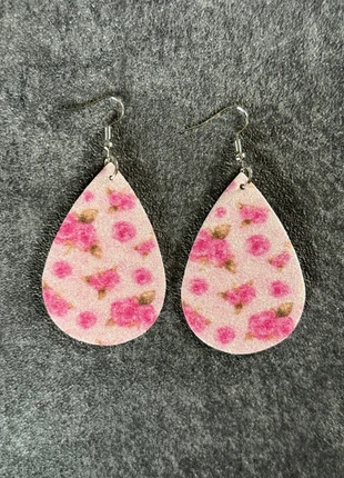 Pu leren oorbellen met roosjes nieuw, staat: Heel goed, € 1,99, € 2,79 inclusief Kopersbescherming