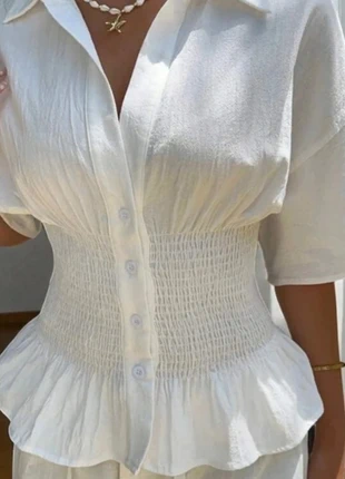 Blouse blanche cintrée à smocks et boutons, merk: LOOK, staat: Heel goed, maat: M / 38 / 10, € 30,00, € 32,20 inclusief Kopersbescherming