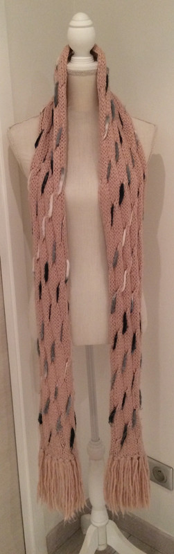 Jolie et longue écharpe rose (détails blanc/gris/noir) 1