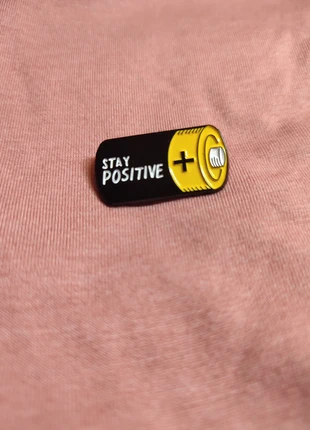 Pin's "Stay Positive" Neuf, état: Neuf sans étiquette, 6,50 €, 7,53 € Protection acheteurs incluse