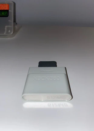 Unità di memoria originale ufficiale Microsoft Xbox 360 512 MB bianca, brand: Xbox, condizioni: Buone, €10.00, €11.20 include la Protezione acquisti
