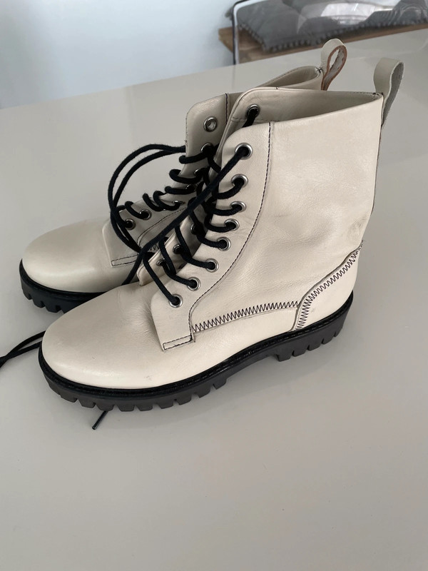 Off white lace up boots - Vinted