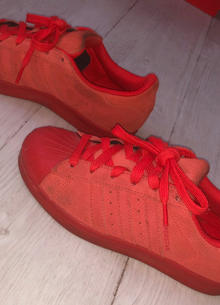 Superstar rouge en sale daim