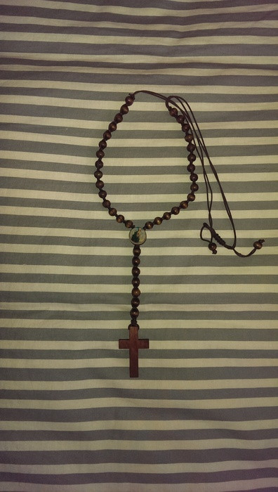 Collier fantaisie en matière faux bois, avec pendentif en forme de croix