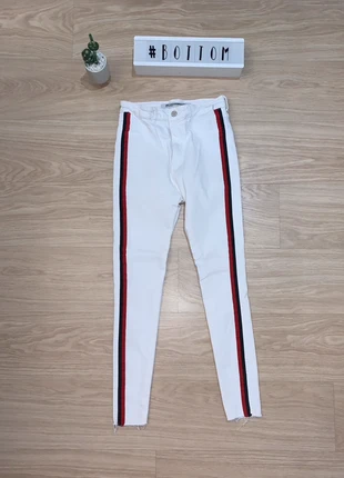 Jean Zara, de cintura alta, color Blanco con raya roja y negra en los laterales. , merk: Zara, staat: Heel goed, maat: M / 38 / 10, € 9,00, € 10,15 inclusief Kopersbescherming