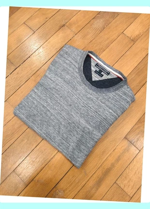 Pull gris Tommy Hilfiger col rond 100% coton taille M, marque: Tommy Hilfiger, état: Très bon état, taille: M, 26,00 €, 28,00 € Protection acheteurs incluse