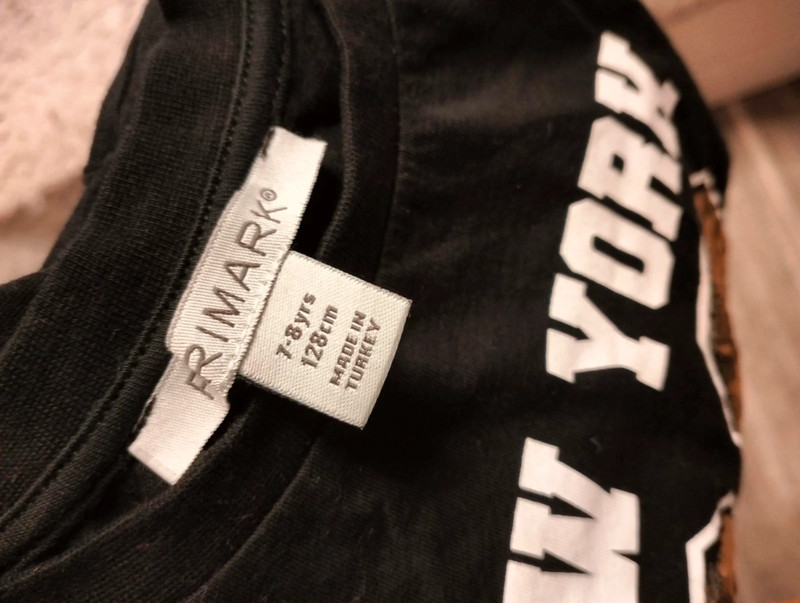 Camiseta con numero de lentejuelas reversible.Talla 8 anos. Vinted