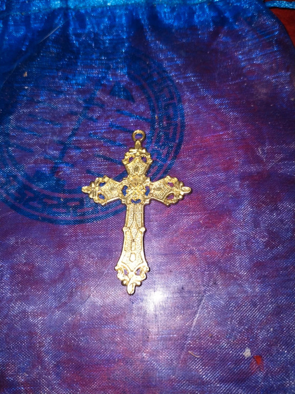 Gorgeous vintage golden cross pendant 3 in