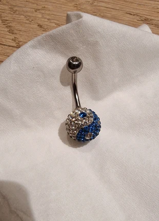 Piercing met yin yang symbool, staat: Veelgebruikt, € 1,00, € 1,75 inclusief Kopersbescherming