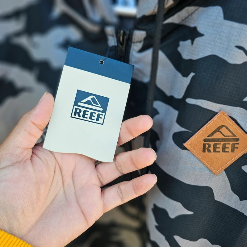 Reef Hoodie Tango windbreaker material. Size XL. 4