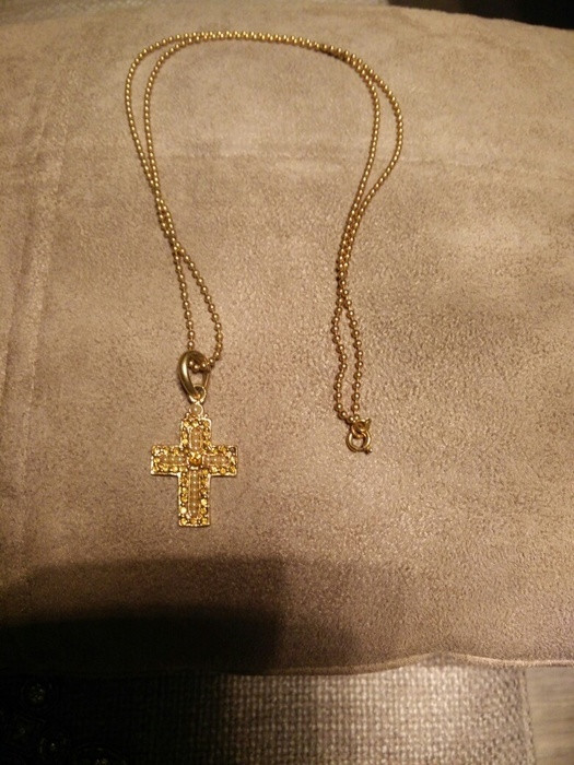 Chaine doree 30cm et croix ouvragee perles fines et brillants  1