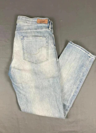 Jean Levi’s Mid Rise Slim Cuffed W29 (Taille 38 FR) - Bleu - Coupe slim retroussée et confortable, staat: Heel goed, maat: M / 38 / 10, € 13,00, € 14,35 inclusief Kopersbescherming