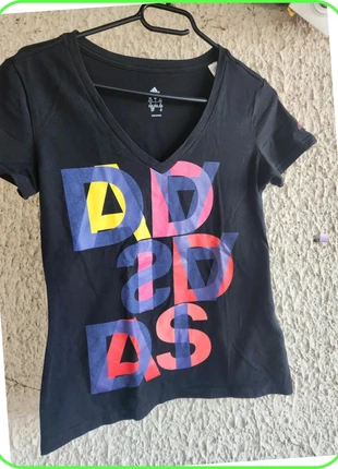 T-shirt Adidas femme – Taille S – Col V – Graphique coloré, brand: adidas, condizioni: Ottime, taglia: S / IT 40 / EU 36, €4.00, €4.90 include la Protezione acquisti