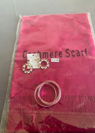 Longue écharpe L1m84 couleur rouge qui tire vers le fuchsia , marca: cashemire scarf, estado: Novo com etiquetas, €13.00, €14.35 inclui Proteção do Comprador