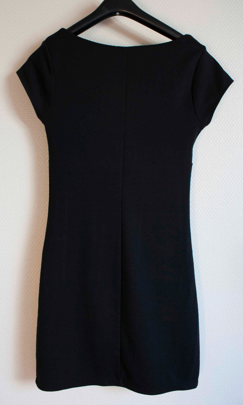 robe noire H M courte avec zip sur le devant
