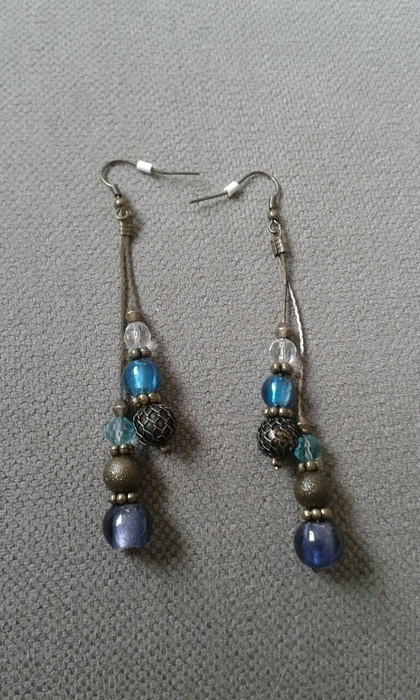 Boucles d oreilles couleur or vieilli perles bleues. 1