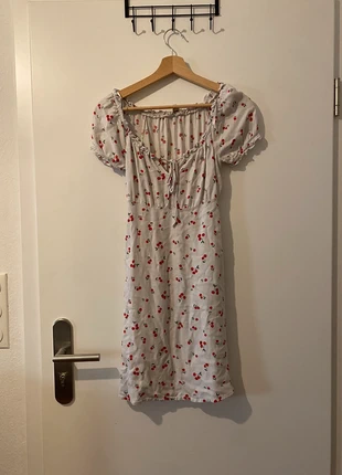 Weißes Sommerkleid mit Kirschen, merk: C&A, staat: Heel goed, maat: XS / 34 / 6, € 7,00, € 8,05 inclusief Kopersbescherming