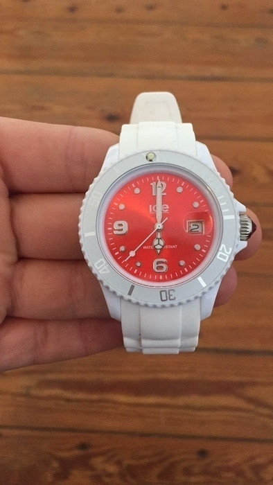 Montre ice watch blanche et rouge avec des éléments Swarovski 1