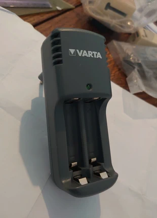 Batterie chargers chargeur batterie rechargeable, brand: VARTA, condizioni: Ottime, €5.00, €5.95 include la Protezione acquisti