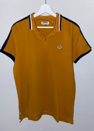 Polo moutarde avec bandes colorées aux épaules , marke: Le Shark, zustand: Sehr gut, größe: L, 8,00 €, 9,10 € inklusive Vinted-Käuferschutz