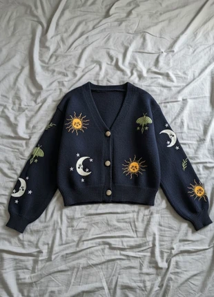 Cardigan Bleu Marine Brodé Soleil Lune Étoiles Papillon Vintage Boho Indie Y2K, merk: Obsidian Thread, staat: Heel goed, maat: S / 36 / 8, € 48,99, € 52,14 inclusief Kopersbescherming