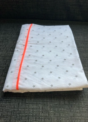 HEMA lakentje met sterrenmotief en koraalkleurig randje, 144 x 95 cm, marque: Hema, état: Très bon état, taille: Taille unique, 1,00 €, 1,75 € Protection acheteurs incluse