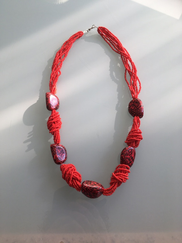 Collier rouge petites et grosses perles 1