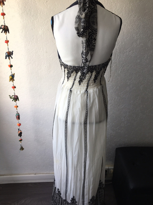 robe longue blanche avec imprimé gris et strass argenté  4